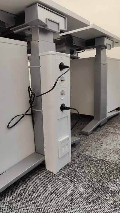 Volksbank FFB, Stromversorgung für einen höhenverstellbaren Schreibtisch